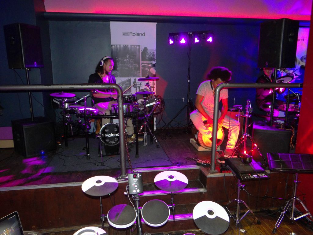 Le stand Roland et la démo de Davud Honnet 